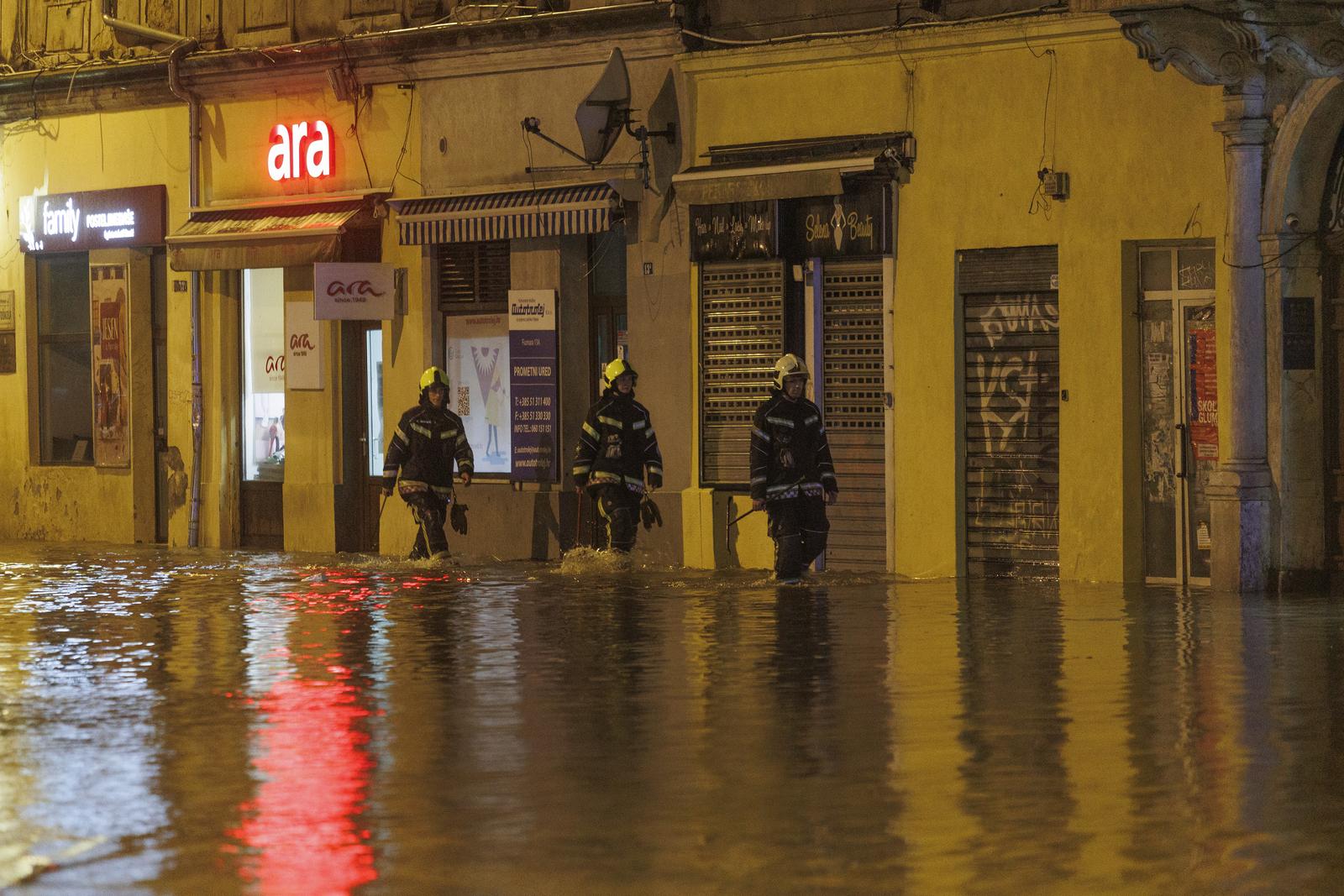 Riječka Fiumara nakon obilne kiše potpuno potopljena, automobili ostali zarobljeni u vodi Riječka Fiumara nakon obilne kiše potpuno potopljena, automobili ostali zarobljeni u vodi