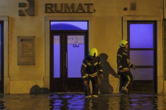 Riječka Fiumara nakon obilne kiše potpuno potopljena, automobili ostali zarobljeni u vodi Riječka Fiumara nakon obilne kiše potpuno potopljena, automobili ostali zarobljeni u vodi