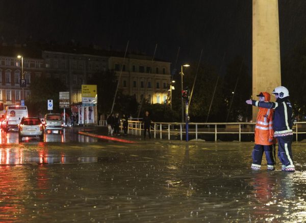 Riječka Fiumara nakon obilne kiše potpuno potopljena, automobili ostali zarobljeni u vodi