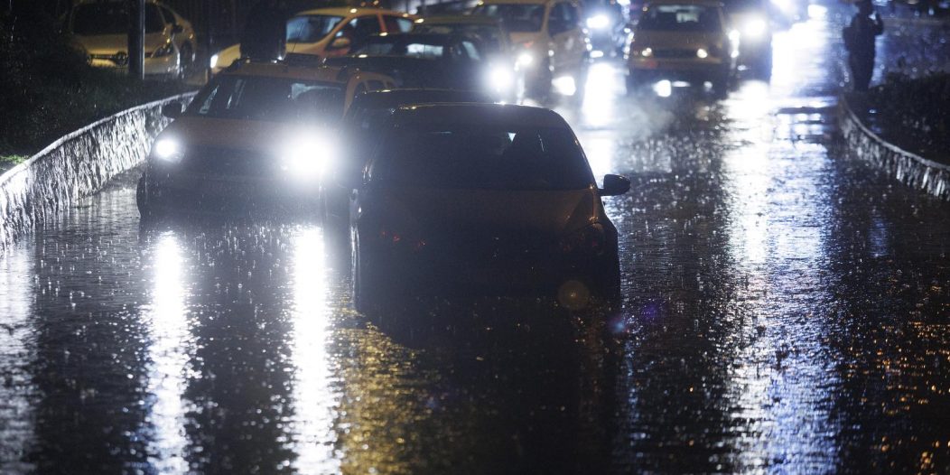 Riječka Fiumara nakon obilne kiše potpuno potopljena, automobili ostali zarobljeni u vodi Riječka Fiumara nakon obilne kiše potpuno potopljena, automobili ostali zarobljeni u vodi