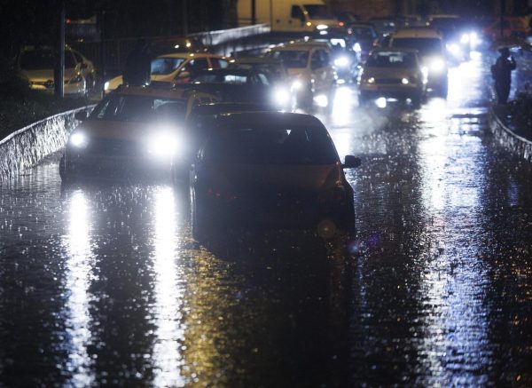 Riječka Fiumara nakon obilne kiše potpuno potopljena, automobili ostali zarobljeni u vodi