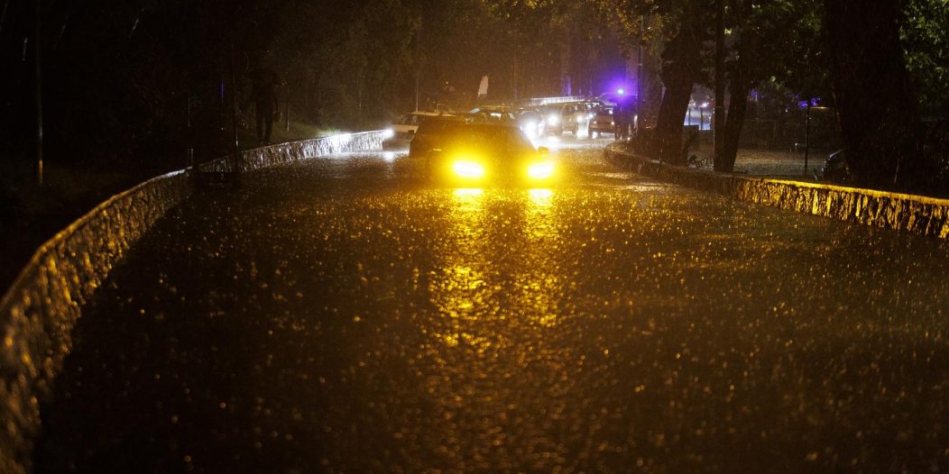 Riječka Fiumara nakon obilne kiše potpuno potopljena, automobili ostali zarobljeni u vodi Riječka Fiumara nakon obilne kiše potpuno potopljena, automobili ostali zarobljeni u vodi