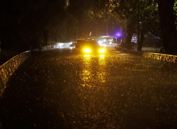 Riječka Fiumara nakon obilne kiše potpuno potopljena, automobili ostali zarobljeni u vodi