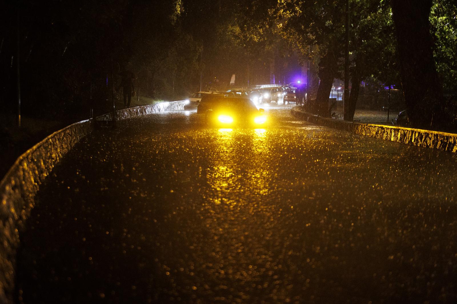 Riječka Fiumara nakon obilne kiše potpuno potopljena, automobili ostali zarobljeni u vodi Riječka Fiumara nakon obilne kiše potpuno potopljena, automobili ostali zarobljeni u vodi