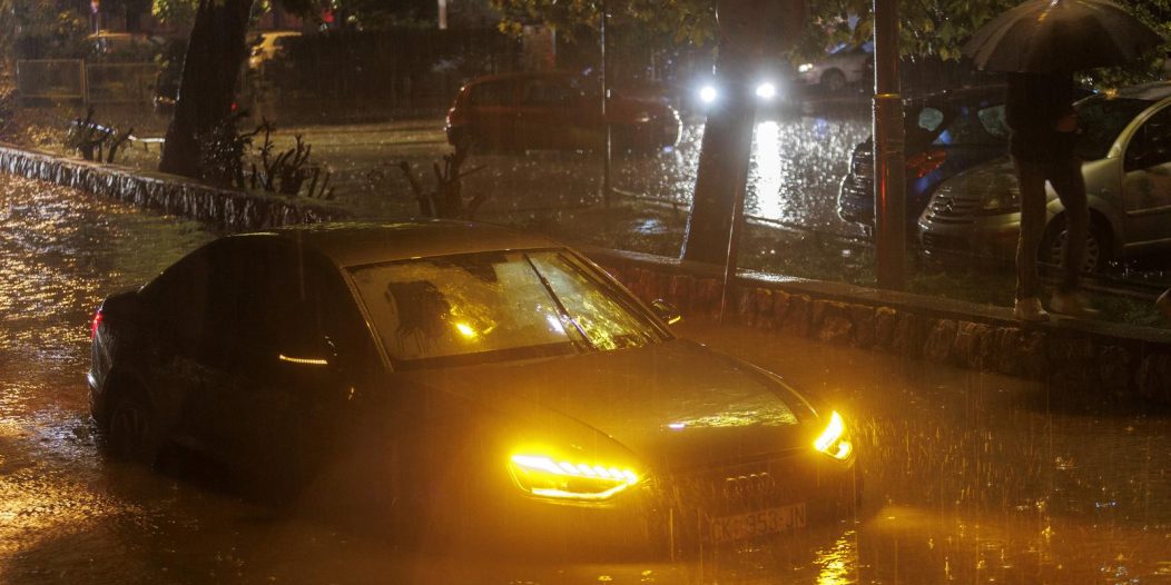 Riječka Fiumara nakon obilne kiše potpuno potopljena, automobili ostali zarobljeni u vodi Riječka Fiumara nakon obilne kiše potpuno potopljena, automobili ostali zarobljeni u vodi