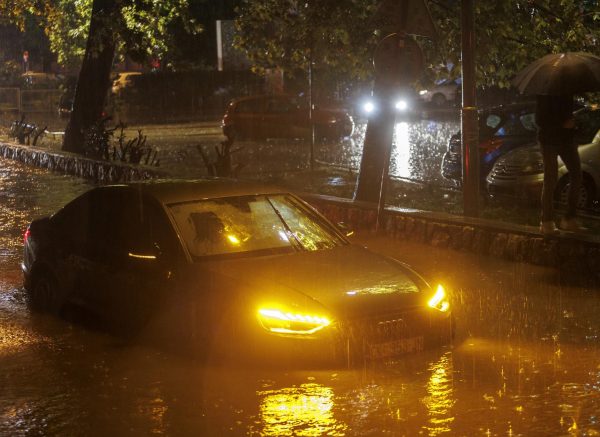 Riječka Fiumara nakon obilne kiše potpuno potopljena, automobili ostali zarobljeni u vodi