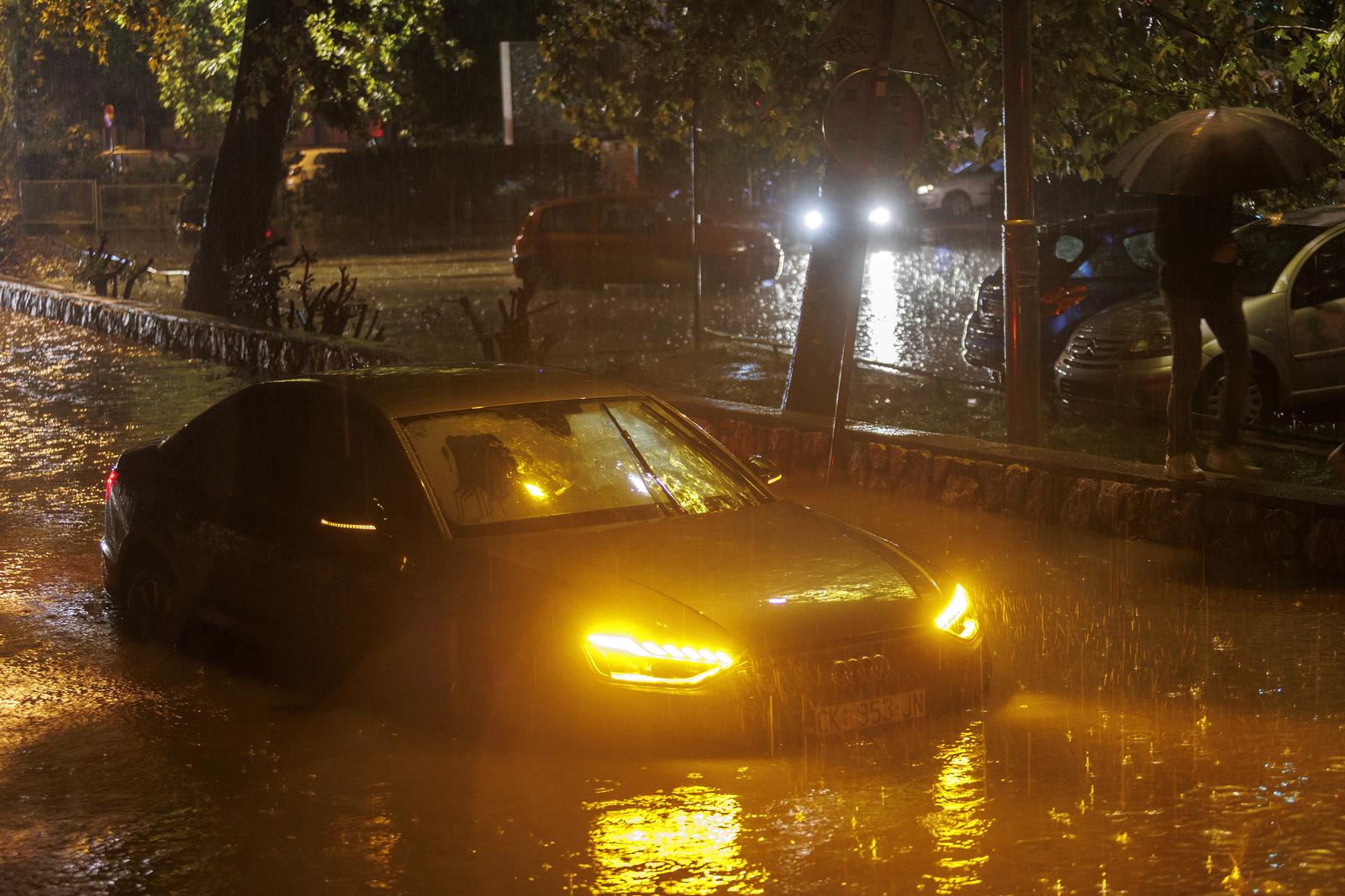 Riječka Fiumara nakon obilne kiše potpuno potopljena, automobili ostali zarobljeni u vodi Riječka Fiumara nakon obilne kiše potpuno potopljena, automobili ostali zarobljeni u vodi