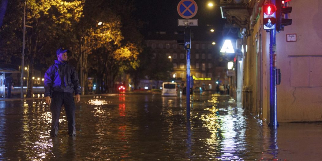 Riječka Fiumara nakon obilne kiše potpuno potopljena, automobili ostali zarobljeni u vodi Riječka Fiumara nakon obilne kiše potpuno potopljena, automobili ostali zarobljeni u vodi