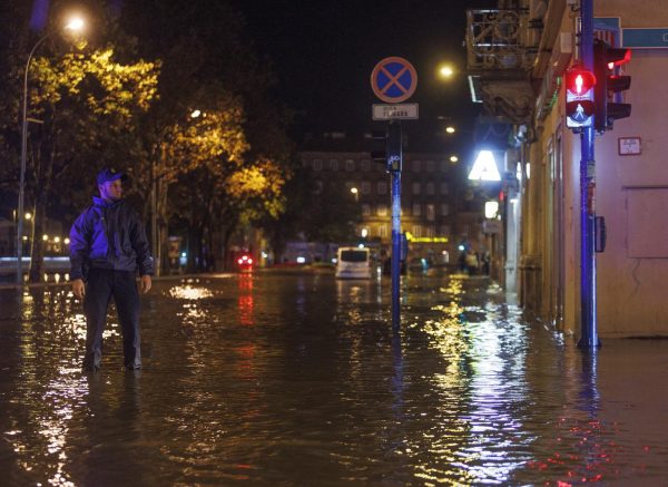 Riječka Fiumara nakon obilne kiše potpuno potopljena, automobili ostali zarobljeni u vodi