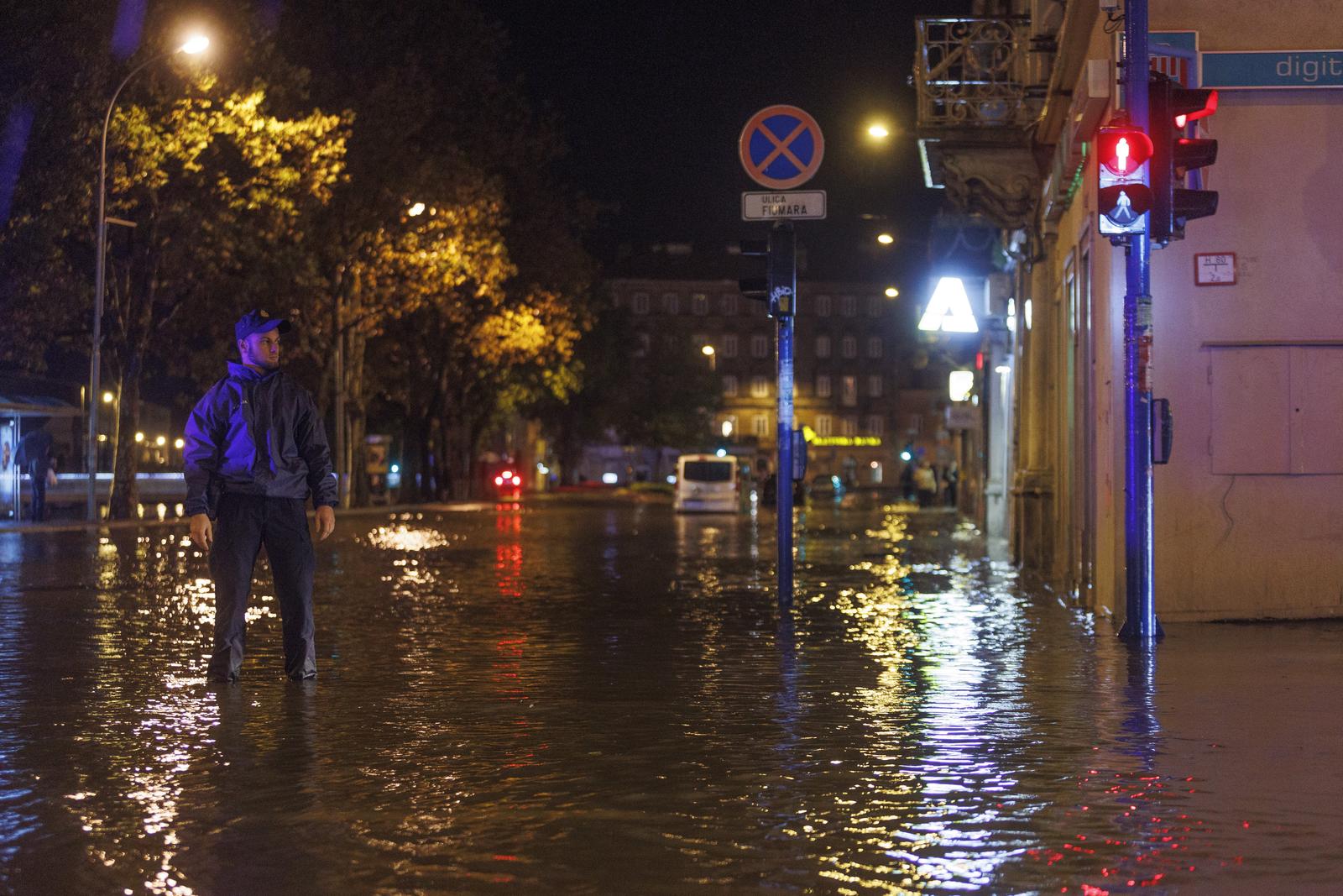 Riječka Fiumara nakon obilne kiše potpuno potopljena, automobili ostali zarobljeni u vodi Riječka Fiumara nakon obilne kiše potpuno potopljena, automobili ostali zarobljeni u vodi