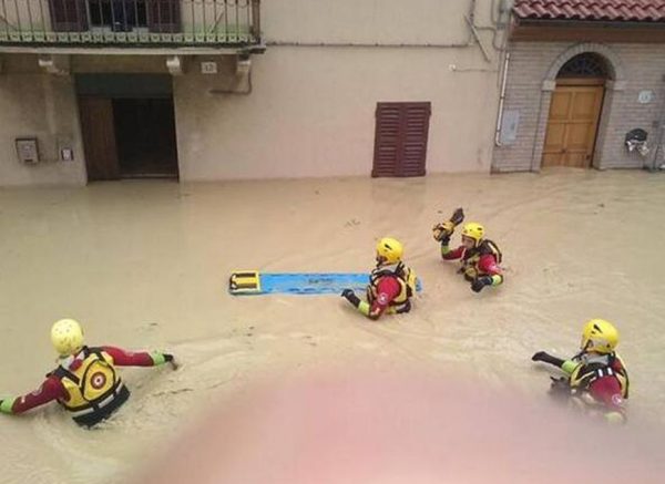 italija poplave vigili del fuoco 160922 2