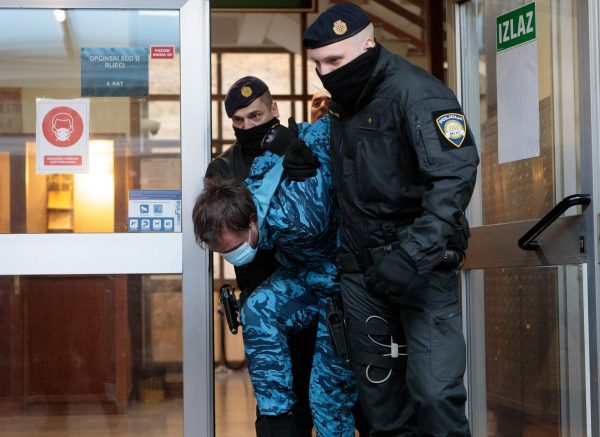 Privođenje osumnjičenog za ubojstvo u centru Rijeke