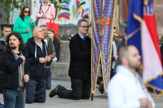 Zagreb: Muškarci  na Trgu bana Josipa Jelačića molili krunicu