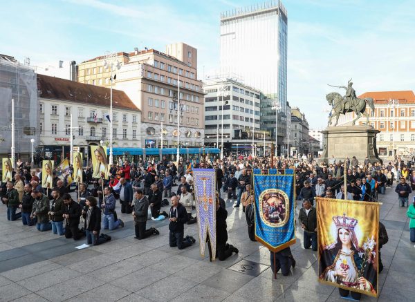 Zagreb: Muškarci  na Trgu bana Josipa Jelačića molili krunicu
