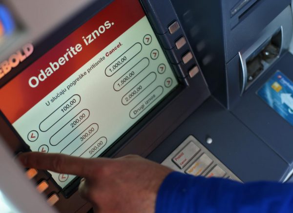 Podizanje gotovine s bankomata