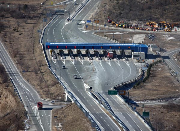 Grobnik: Pogled na naplatne ku?ice na Kikovici, na autocesti Rijeka – Zagreb