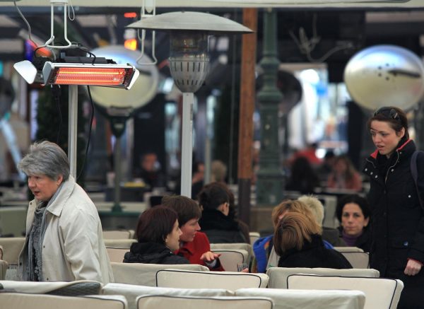 Zagreb: Iako je lijepo vrijeme, grijalice na terasama kafi?a su upaljene