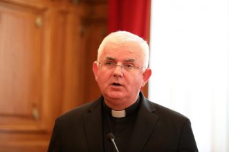 Nadbiskup Devčić odlazi u mirovinu, Uzinić preuzima Riječku nadbiskupiju Nadbiskup Devčić odlazi u mirovinu, Uzinić preuzima Riječku nadbiskupiju