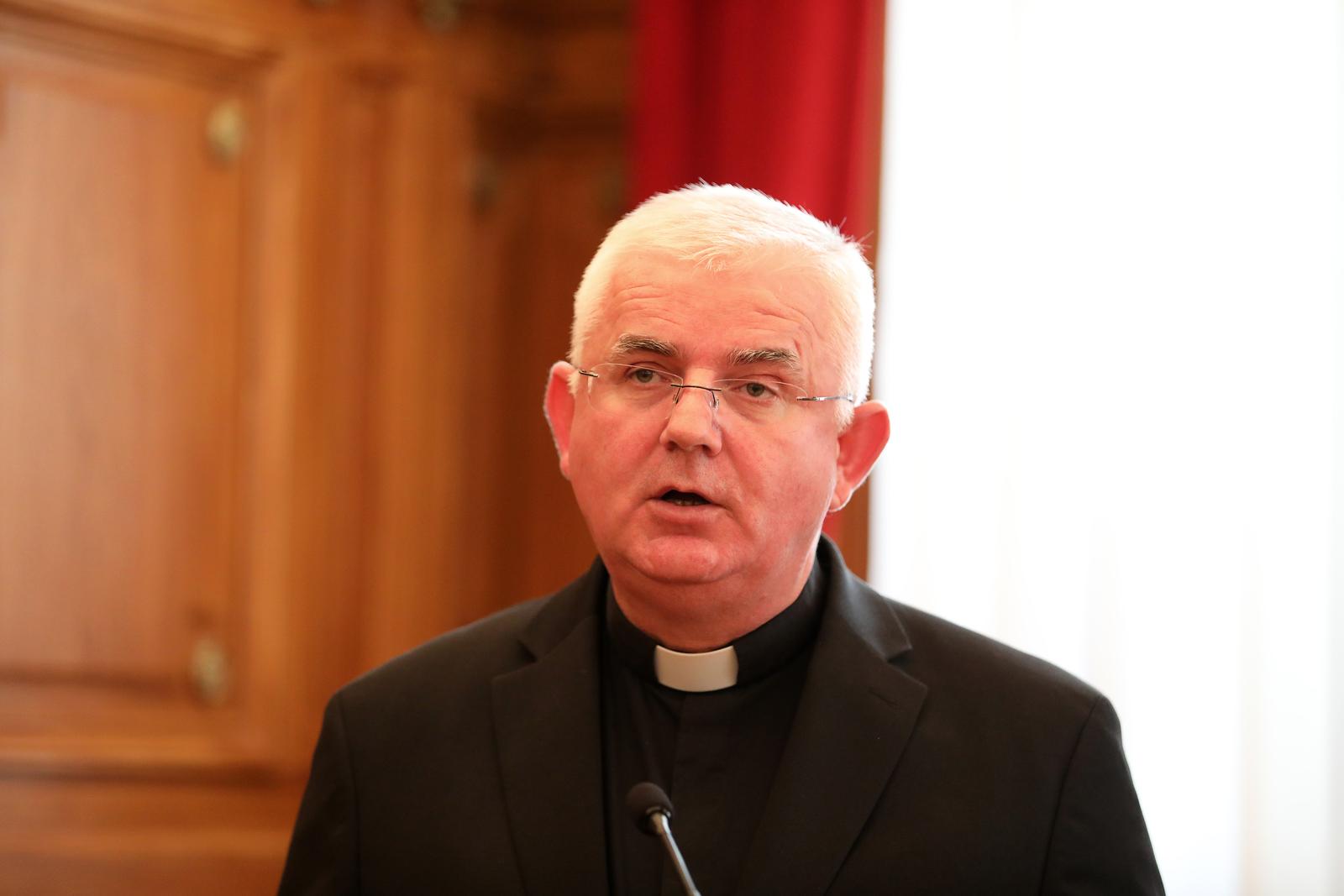 Nadbiskup Devčić odlazi u mirovinu, Uzinić preuzima Riječku nadbiskupiju Nadbiskup Devčić odlazi u mirovinu, Uzinić preuzima Riječku nadbiskupiju