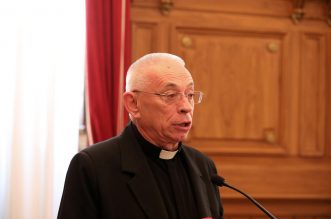 Nadbiskup Devčić odlazi u mirovinu, Uzinić preuzima Riječku nadbiskupiju Nadbiskup Devčić odlazi u mirovinu, Uzinić preuzima Riječku nadbiskupiju