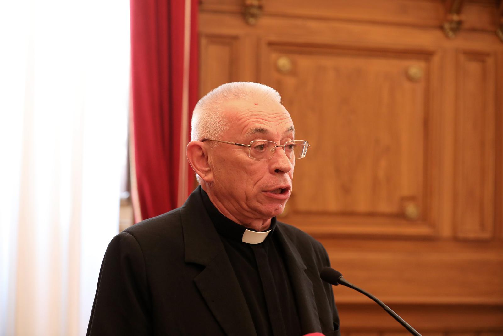 Nadbiskup Devčić odlazi u mirovinu, Uzinić preuzima Riječku nadbiskupiju Nadbiskup Devčić odlazi u mirovinu, Uzinić preuzima Riječku nadbiskupiju