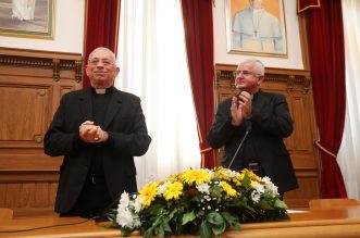 Nadbiskup Devčić odlazi u mirovinu, Uzinić preuzima Riječku nadbiskupiju Nadbiskup Devčić odlazi u mirovinu, Uzinić preuzima Riječku nadbiskupiju