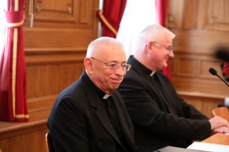 Nadbiskup Devčić odlazi u mirovinu, Uzinić preuzima Riječku nadbiskupiju Nadbiskup Devčić odlazi u mirovinu, Uzinić preuzima Riječku nadbiskupiju