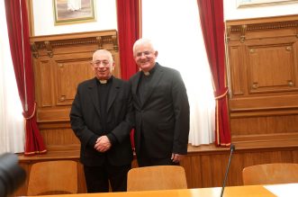 Nadbiskup Devčić odlazi u mirovinu, Uzinić preuzima Riječku nadbiskupiju Nadbiskup Devčić odlazi u mirovinu, Uzinić preuzima Riječku nadbiskupiju