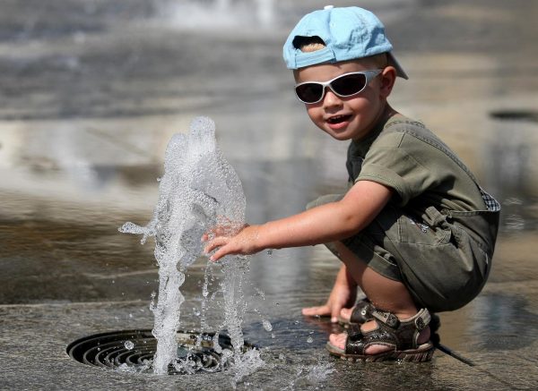 Osijek: Djeca visoke temperature lake podnose u blizini fontane