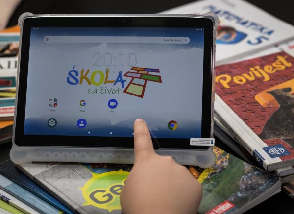 Školarci će tijekom sljedećih dana pratiti nastavu putem tableta