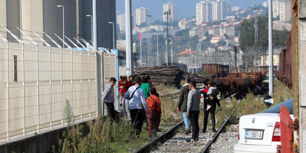 Rijeka: Migranti na eljezni?kom kolodvoru ?ekaju prijevoz za odlazak u razvijenije zapadne zemlje Europe Rijeka: Migranti na eljezni?kom kolodvoru ?ekaju prijevoz za odlazak u razvijenije zapadne zemlje Europe
