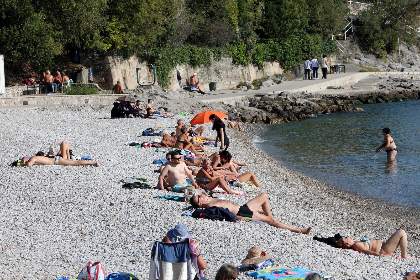 Rijeka: Topao i sunčan dan privukao brojne kupače na plažu pod stadionom Kantrida