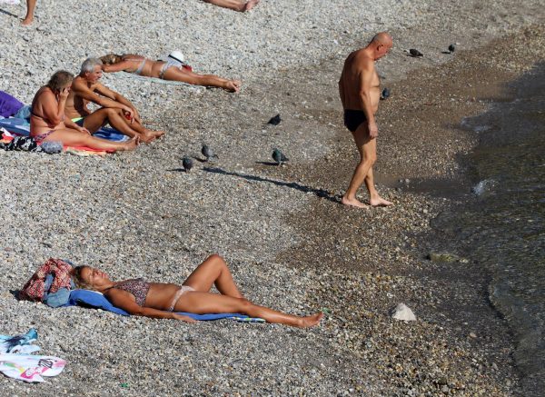 Rijeka: Topao i sunčan dan privukao brojne kupače na plažu pod stadionom Kantrida