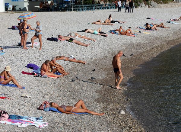 Rijeka: Topao i sunčan dan privukao brojne kupače na plažu pod stadionom Kantrida