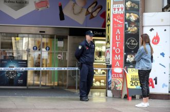 Zbog dojave o bombi ispražnjena je Robna kuća Rijeka Zbog dojave o bombi ispražnjena je Robna kuća Rijeka