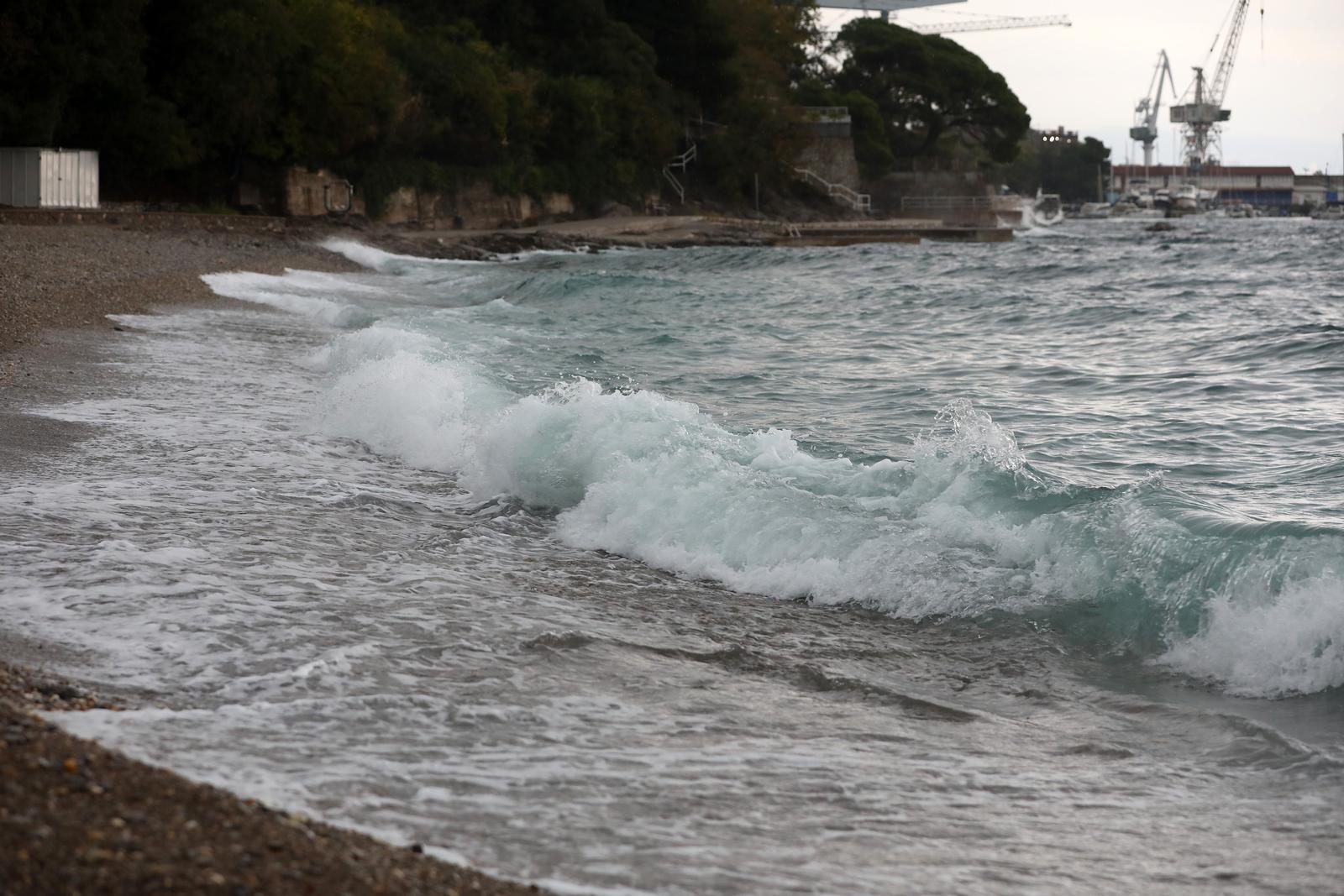 Rijeka: Valovi na moru na plaži Kantrida