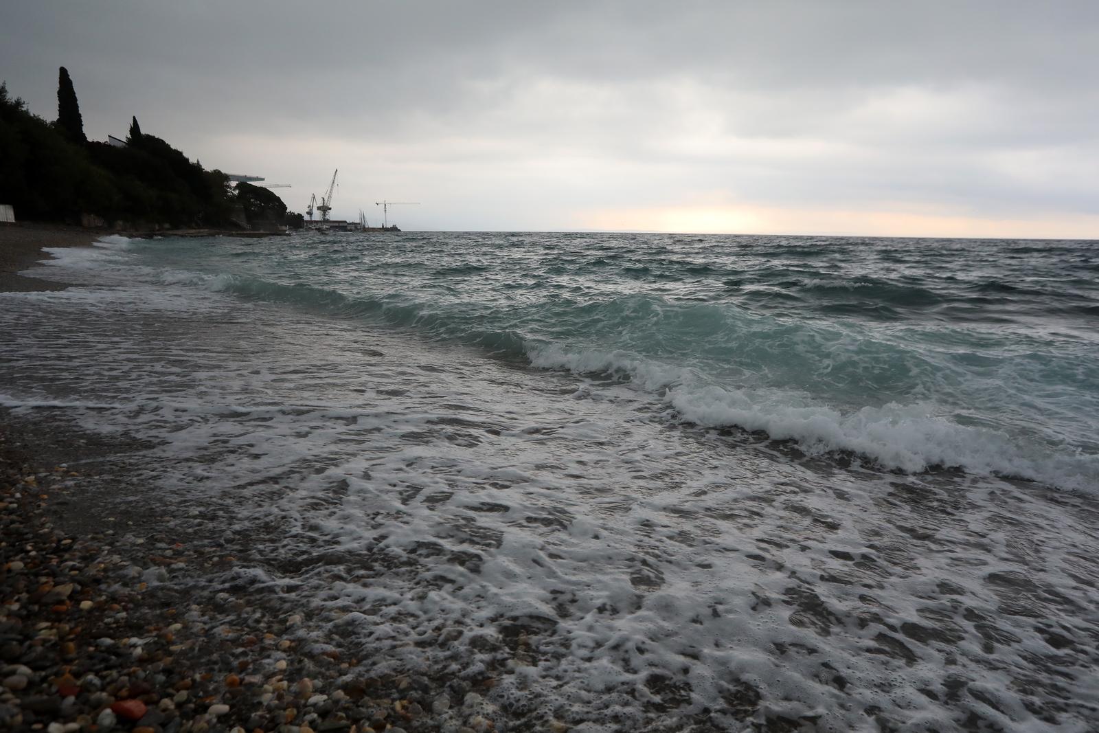 Rijeka: Valovi na moru na plaži Kantrida