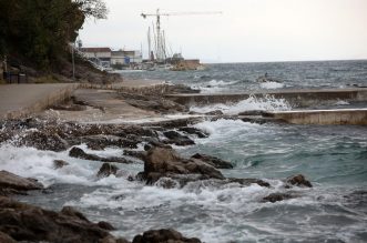 Rijeka: Valovi na moru na plaži Kantrida