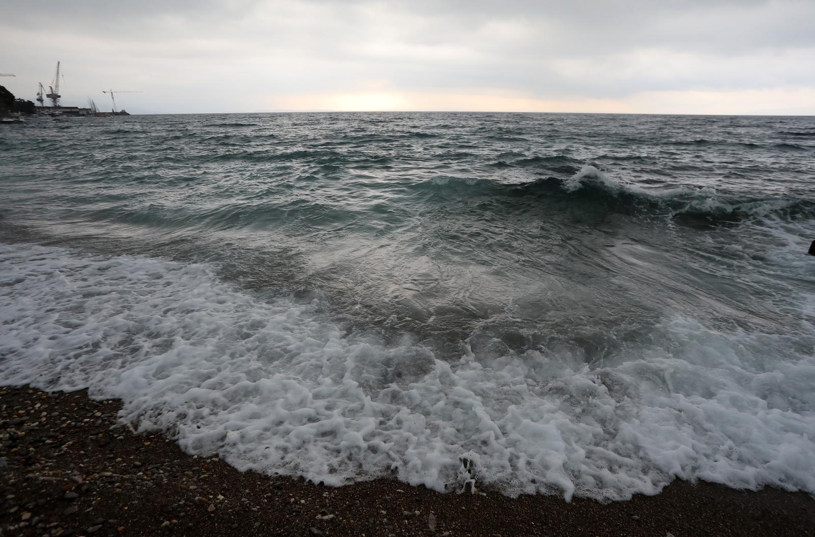 Rijeka: Valovi na moru na plaži Kantrida