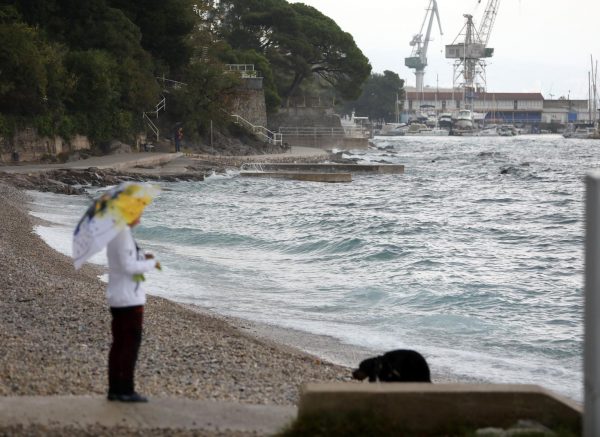 Rijeka: Valovi na moru na plaži Kantrida