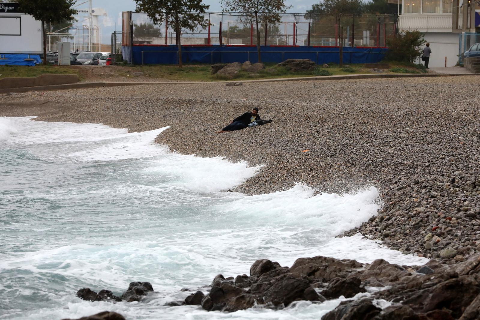 Rijeka: Valovi na moru na plaži Kantrida