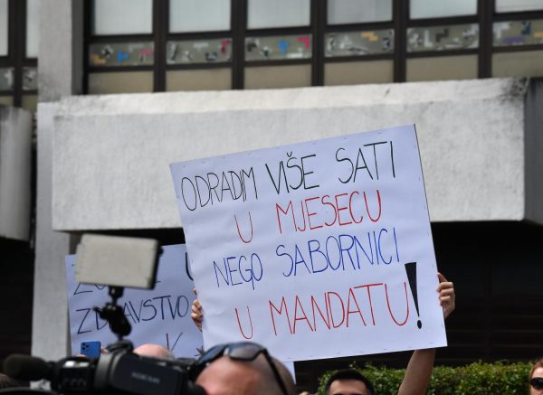 Zagreb: Inicijativa mladih liječnika Hrvatske organizirala prosvjed ispred Ministarstva zdravstva