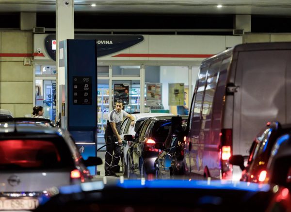 Gužve na benzinskim postajama uoči sutrašnjeg porasta cijena goriva