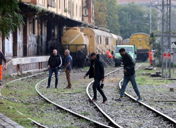 Rijeka: Djelatnici Čistoće čiste okoliš kolodvora gdje se skupljaju migranti