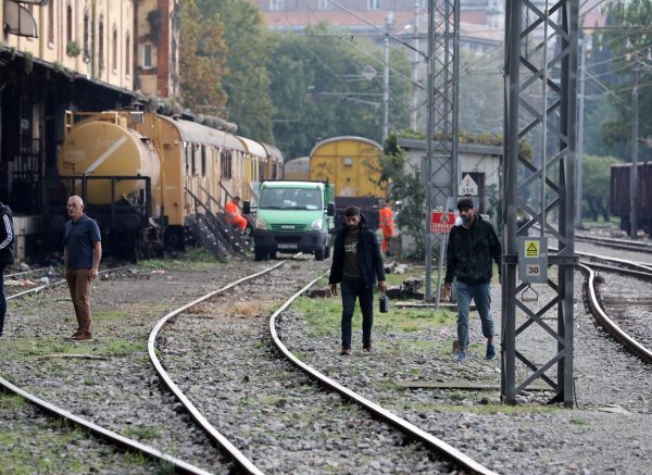 Rijeka: Djelatnici Čistoće čiste okoliš kolodvora gdje se skupljaju migranti