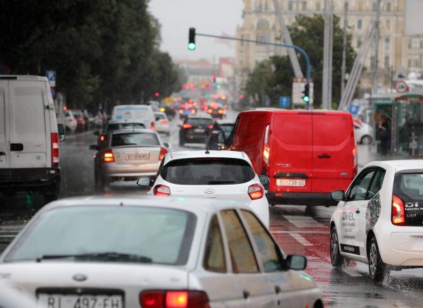 Rijeka: Jaka kiša otežava promet po centru grada