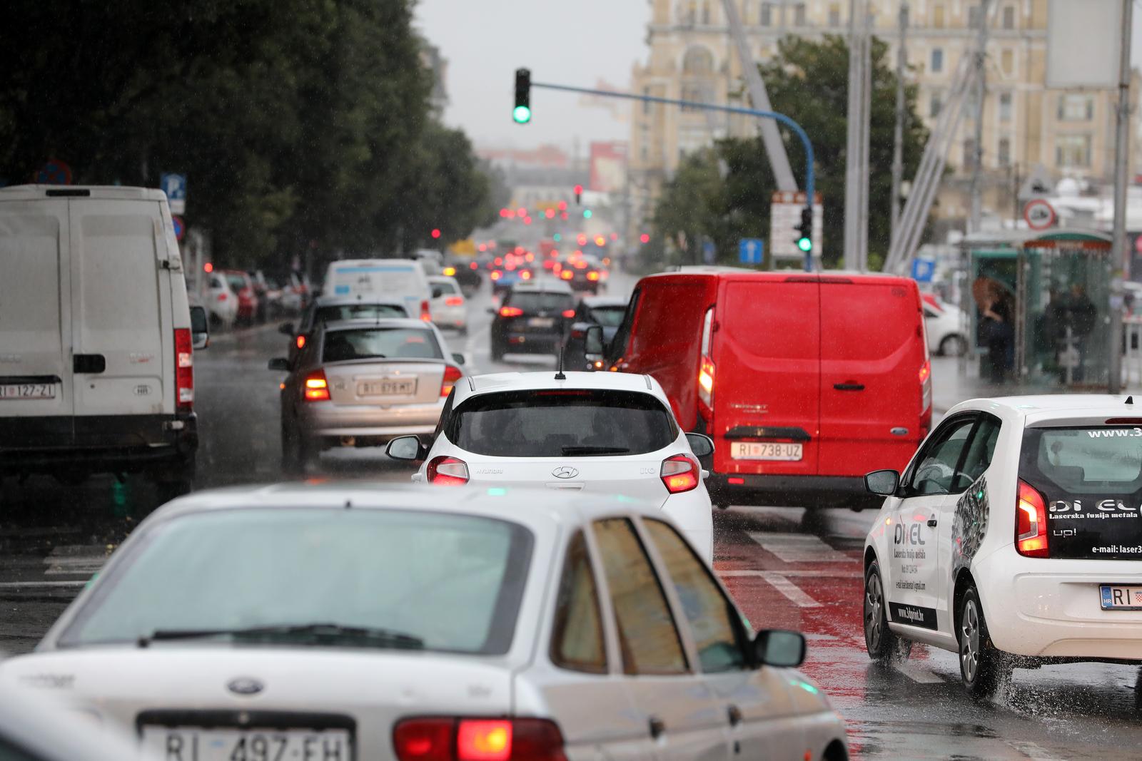 Rijeka: Jaka kiša otežava promet po centru grada Rijeka: Jaka kiša otežava promet po centru grada