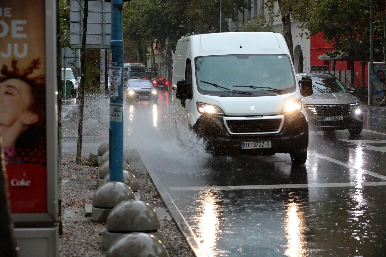 Rijeka: Jaka kiša otežava promet po centru grada Rijeka: Jaka kiša otežava promet po centru grada