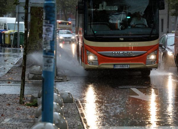 Rijeka: Jaka kiša otežava promet po centru grada