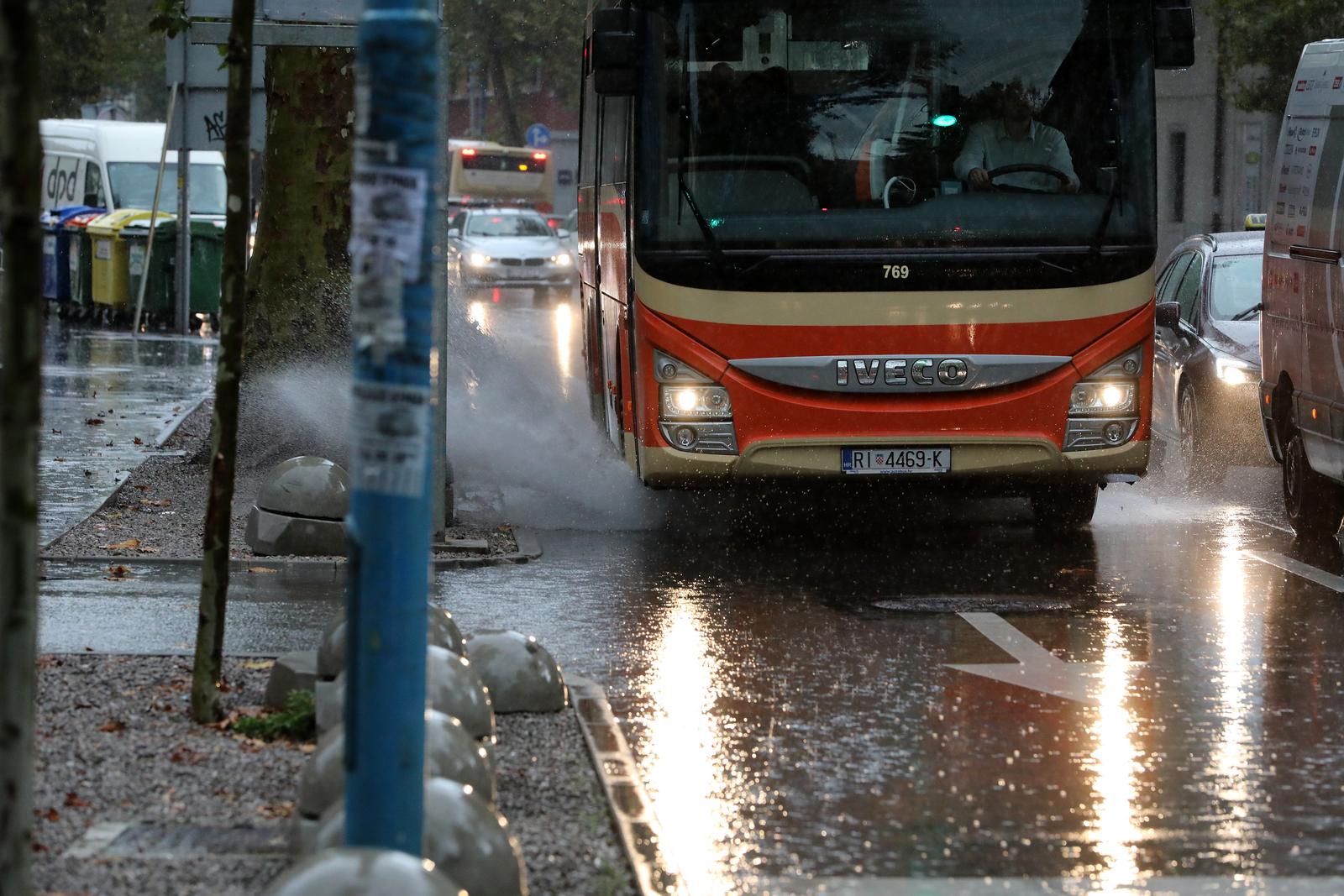 Rijeka: Jaka kiša otežava promet po centru grada Rijeka: Jaka kiša otežava promet po centru grada